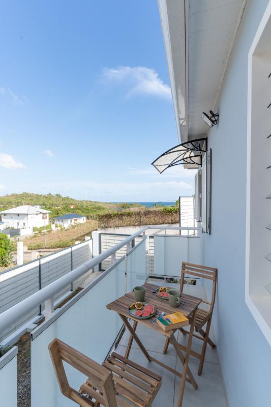 petite-terrasse-vue-mer-villa-t4-le-diamant (1)